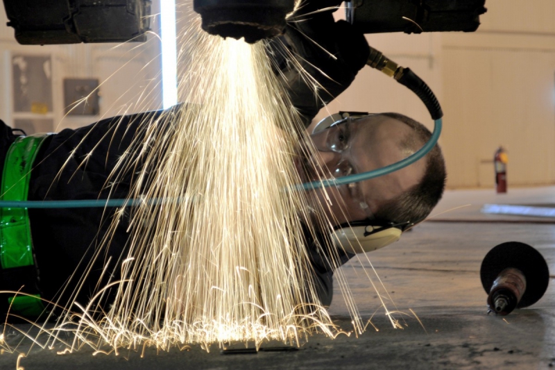 carrosserie-ST JULIEN-min_mechanic_service_airplane_grinder_sparks_metal_plane_aviation-749556